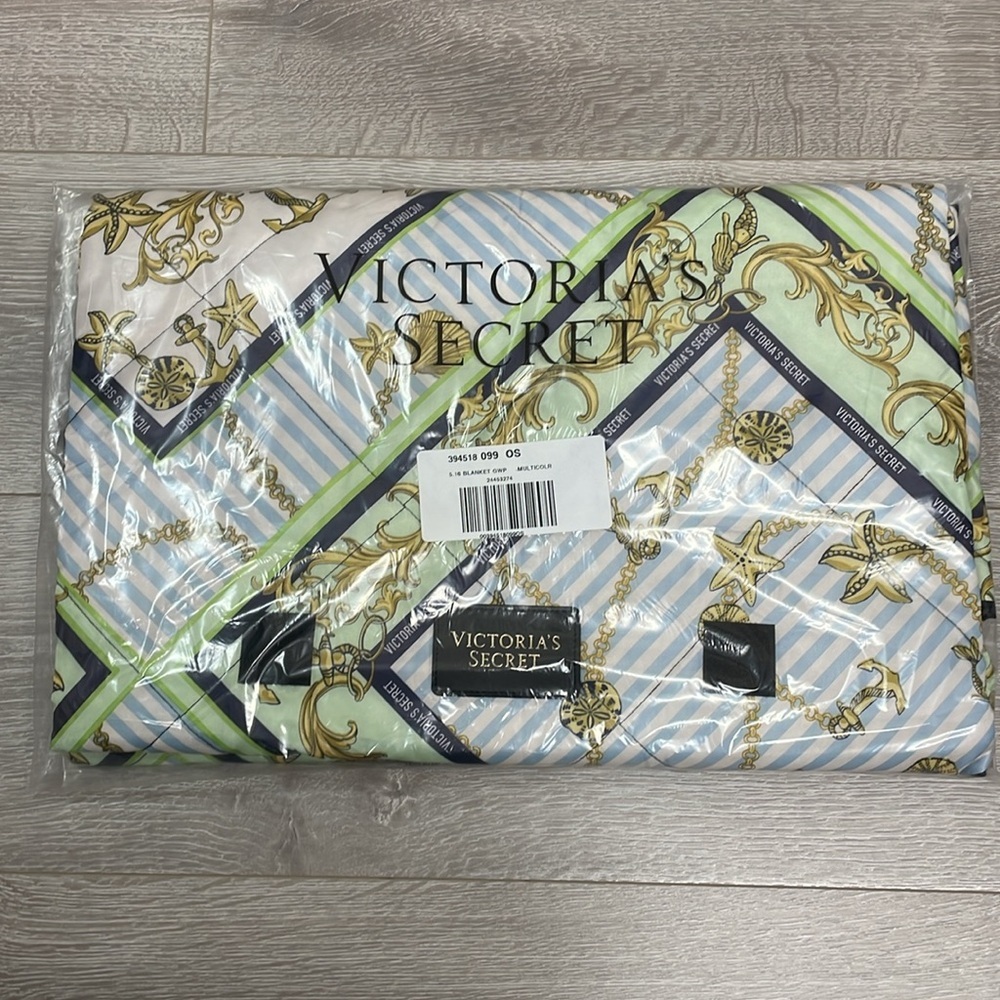 NWT Victoria’s Secret Packable Quilted Blanket Beach Picnic Nautical